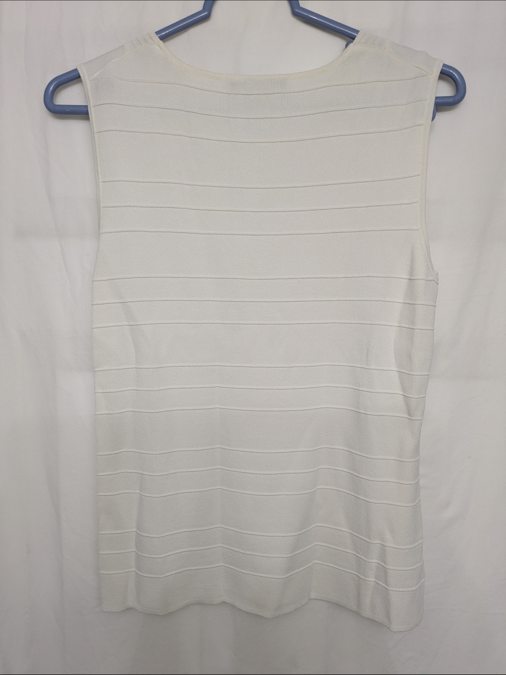 Cable & Gauge Cream V‑Neck Sleeveless Knit Top - Picture 5 of 6